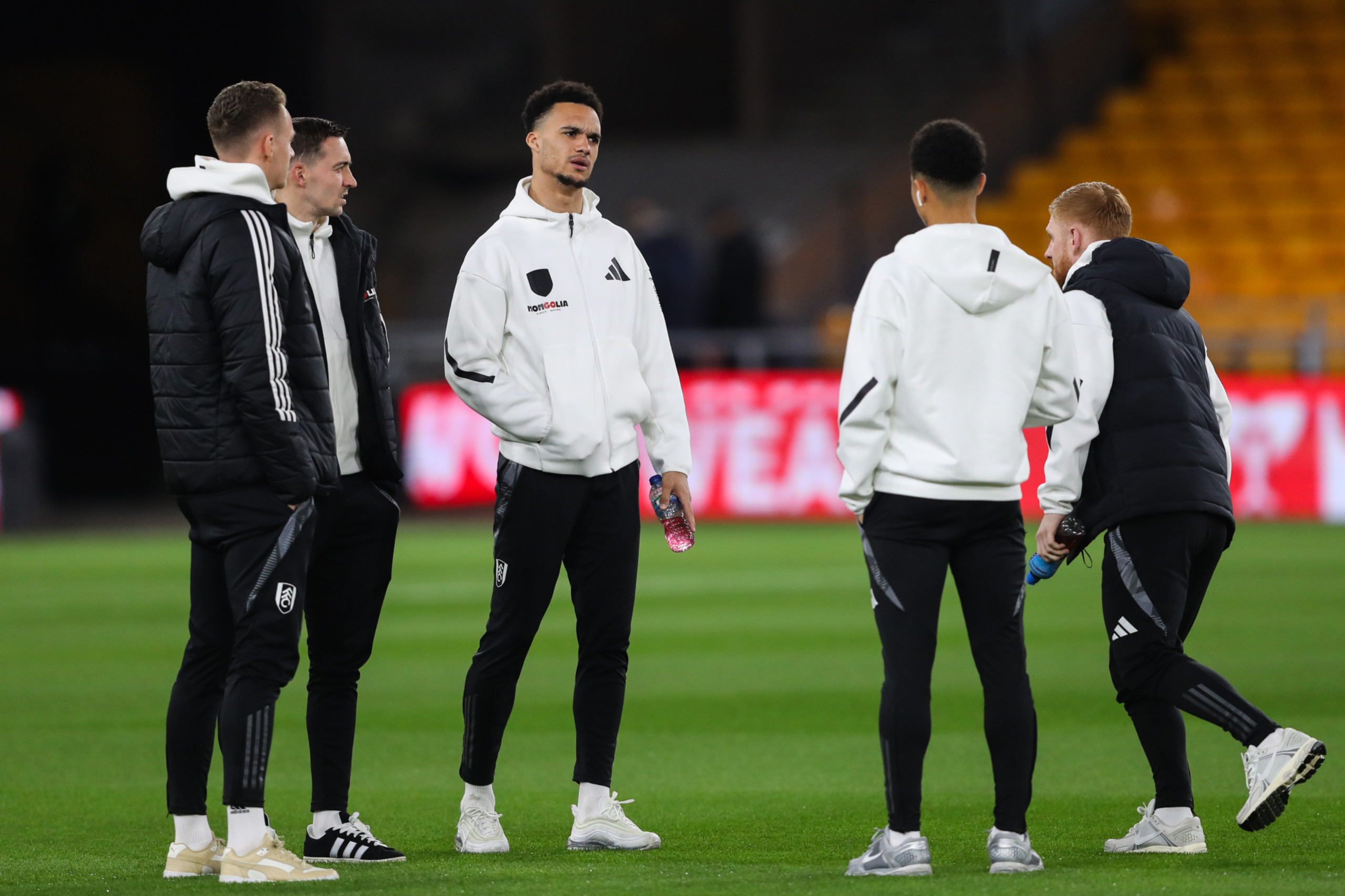 antonee-robinson-fulham-teammates-at-wolverhampton-february-25-2025-credit-gareth-evans-news-images-via-zuma-press-wire-isiphotos