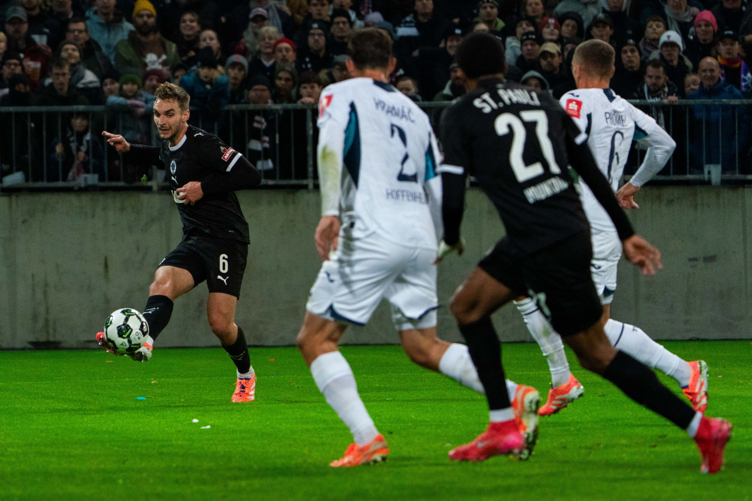 james-sands-passes-st-pauli-hoffenheim-dfb-pokal-october-28-2025-credit-Eibner-Pressefoto-Max Vincen-dpa-via-zuma-press-isiphotos